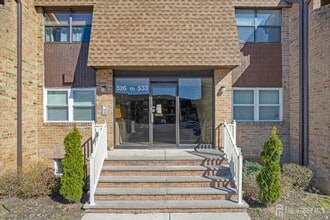 529 Sharon Garden Ct in Woodbridge, NJ - Building Photo - Building Photo