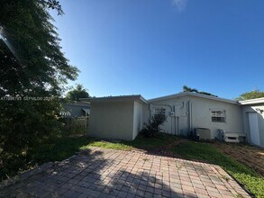 6241 NW 12th St in Sunrise, FL - Building Photo - Building Photo