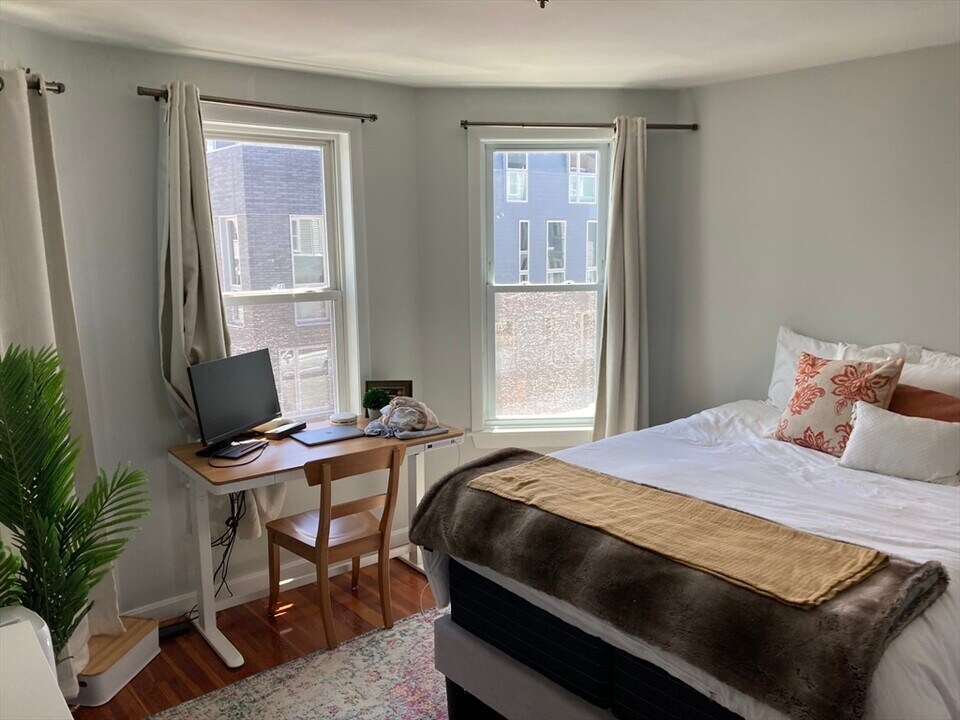 818 E 5th St, Unit 2 in Boston, MA - Building Photo