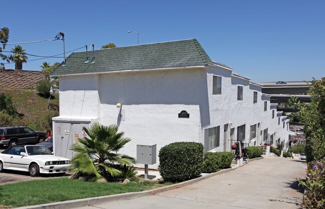3707 Hilltop Dr in Lemon Grove, CA - Foto de edificio - Building Photo