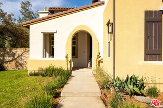 1952 Hazel Nut Ct in Agoura Hills, CA - Building Photo - Building Photo