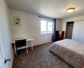 8295 Diamond Point Cir NE, Unit Lake 2 w shared bathrm in Moses Lake, WA - Building Photo - Building Photo