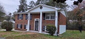 449 Charter Oak Dr SW in Atlanta, GA - Building Photo