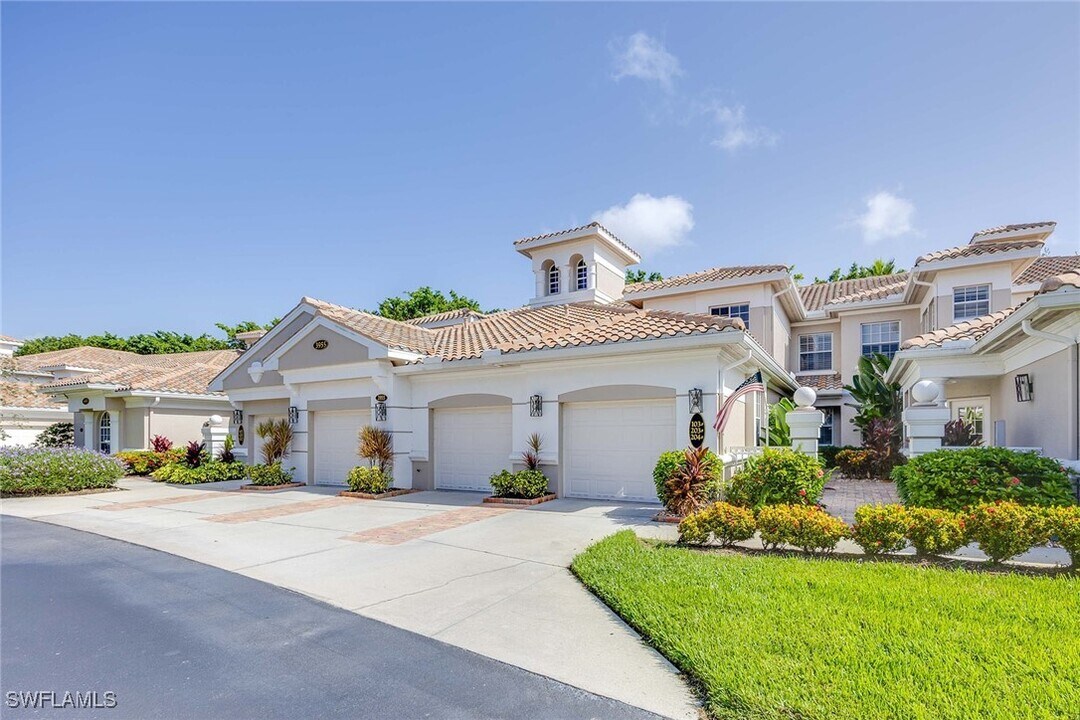 3955 Deer Crossing Ct in Naples, FL - Building Photo