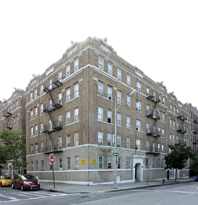 353 E Mosholu Pky in Bronx, NY - Building Photo