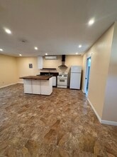 1116 Delwood Ave in Bakersfield, CA - Building Photo - Building Photo