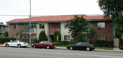 JKP Apartments in Tarzana, CA - Building Photo - Building Photo