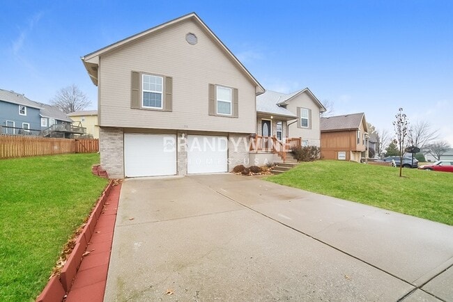 914 SW Foxtail Dr in Grain Valley, MO - Foto de edificio - Building Photo