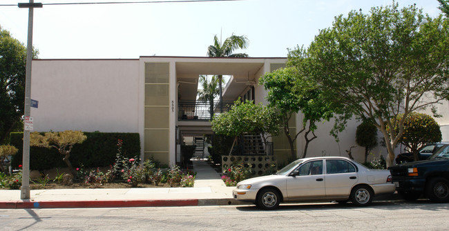 8803 Etiwanda Ave in Northridge, CA - Building Photo - Building Photo