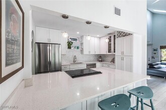 1323 Solana Rd in Naples, FL - Foto de edificio - Building Photo