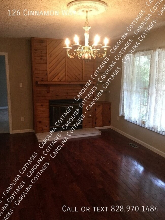 126 Cinnamon Way in Flat Rock, NC - Building Photo - Building Photo