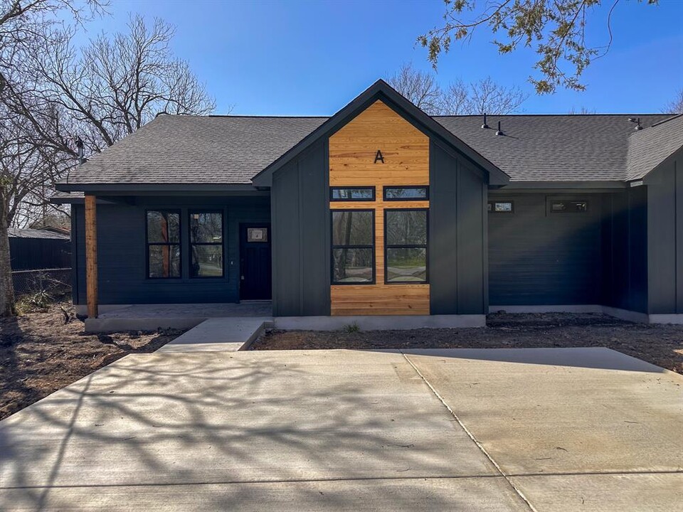 1207 Aransas St in Lockhart, TX - Building Photo