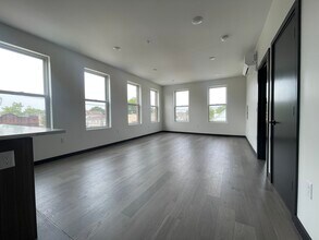 138 Mallory Ave, Unit 301 in Jersey City, NJ - Foto de edificio - Building Photo