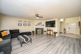 12122 Lucky Meadow Dr in Tomball, TX - Foto de edificio - Building Photo