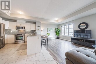 2420 Baronwood Dr in Oakville, ON - Building Photo - Building Photo