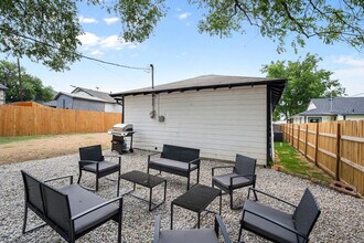 826 Dalworth St in Grand Prairie, TX - Foto de edificio - Building Photo