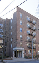 Rhoda Apartments Corp. in Rego Park, NY - Foto de edificio - Building Photo