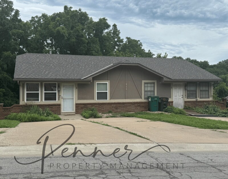 811 NE Barnes Dr in Lee's Summit, MO - Foto de edificio