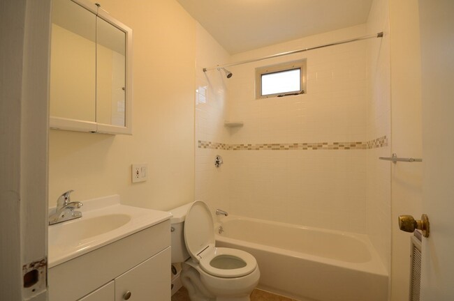 66 Bristol St, Unit #1 in East Cambridge, MA - Building Photo - Building Photo