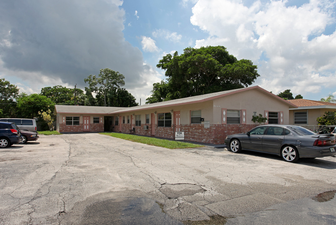 366 NW 42nd St in Fort Lauderdale, FL - Building Photo