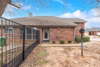 1220 Royal Crescent Dr in Bedford, TX - Foto de edificio - Building Photo
