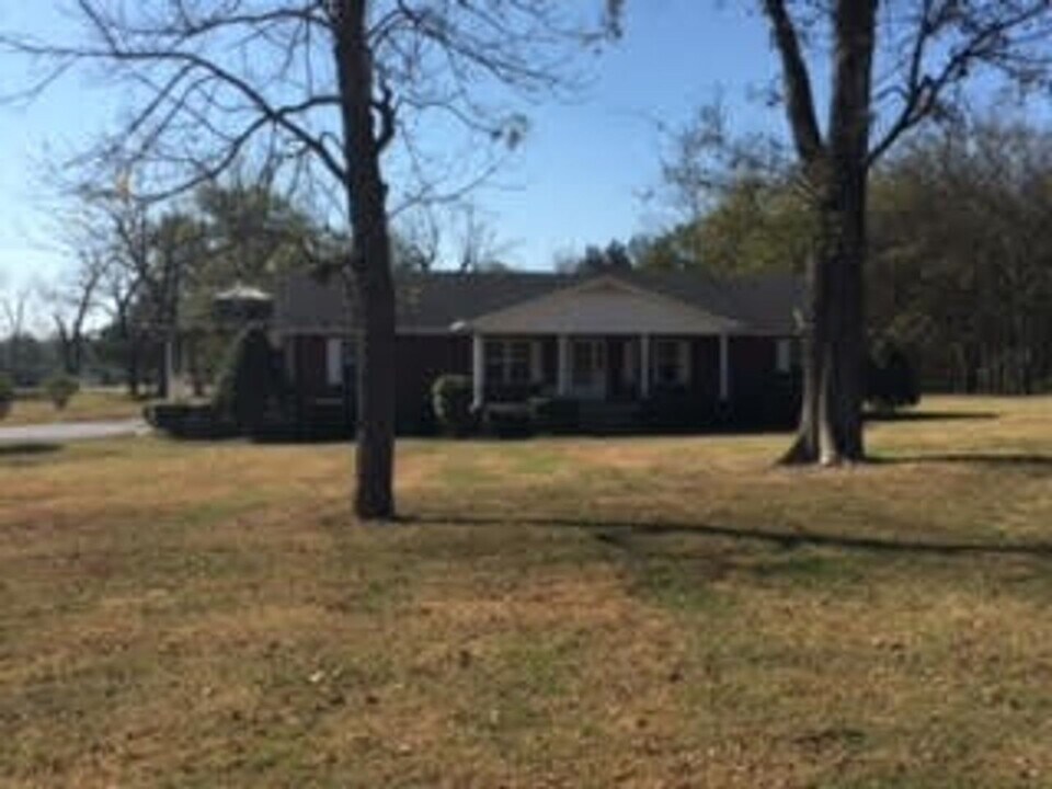 7744 Coles Ferry Pike in Lebanon, TN - Building Photo