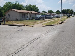 5248 E Berry St in Fort Worth, TX - Building Photo - Building Photo