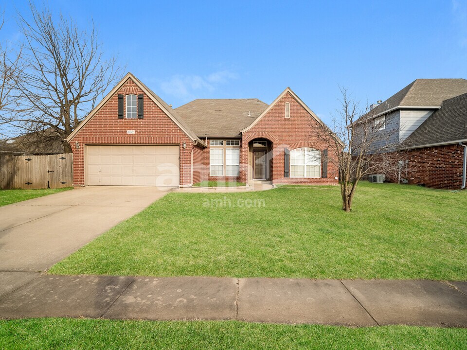 4025 S 212th E Ave in Broken Arrow, OK - Foto de edificio