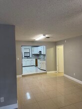 5163 Club Rd in Haverhill, FL - Foto de edificio - Building Photo