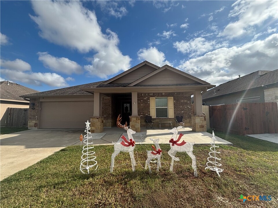 241 Cobble Stone Ct in Victoria, TX - Building Photo