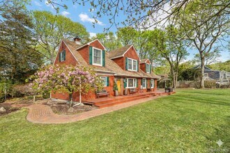 79 E Tiana Rd in Hampton Bays, NY - Building Photo - Building Photo