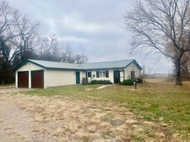 45711 Jetley Park St in Vermillion, SD - Building Photo