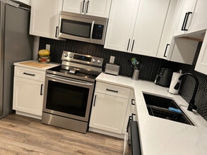 Room in House on Welch St SW in Atlanta, GA - Building Photo - Building Photo