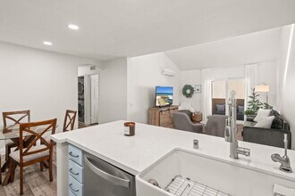 5252 Balboa Arms Dr in San Diego, CA - Building Photo - Building Photo