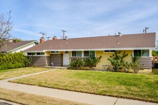 7948 De Soto Ave in Canoga Park, CA - Building Photo