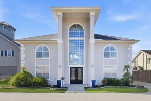 71 Harbor Ln in Kemah, TX - Building Photo