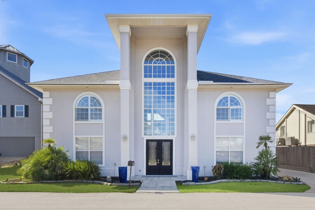 71 Harbor Ln in Kemah, TX - Building Photo