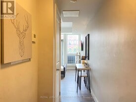 335 College St in Toronto, ON - Building Photo