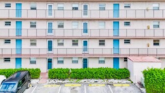 725 Lori Dr in Palm Springs, FL - Building Photo