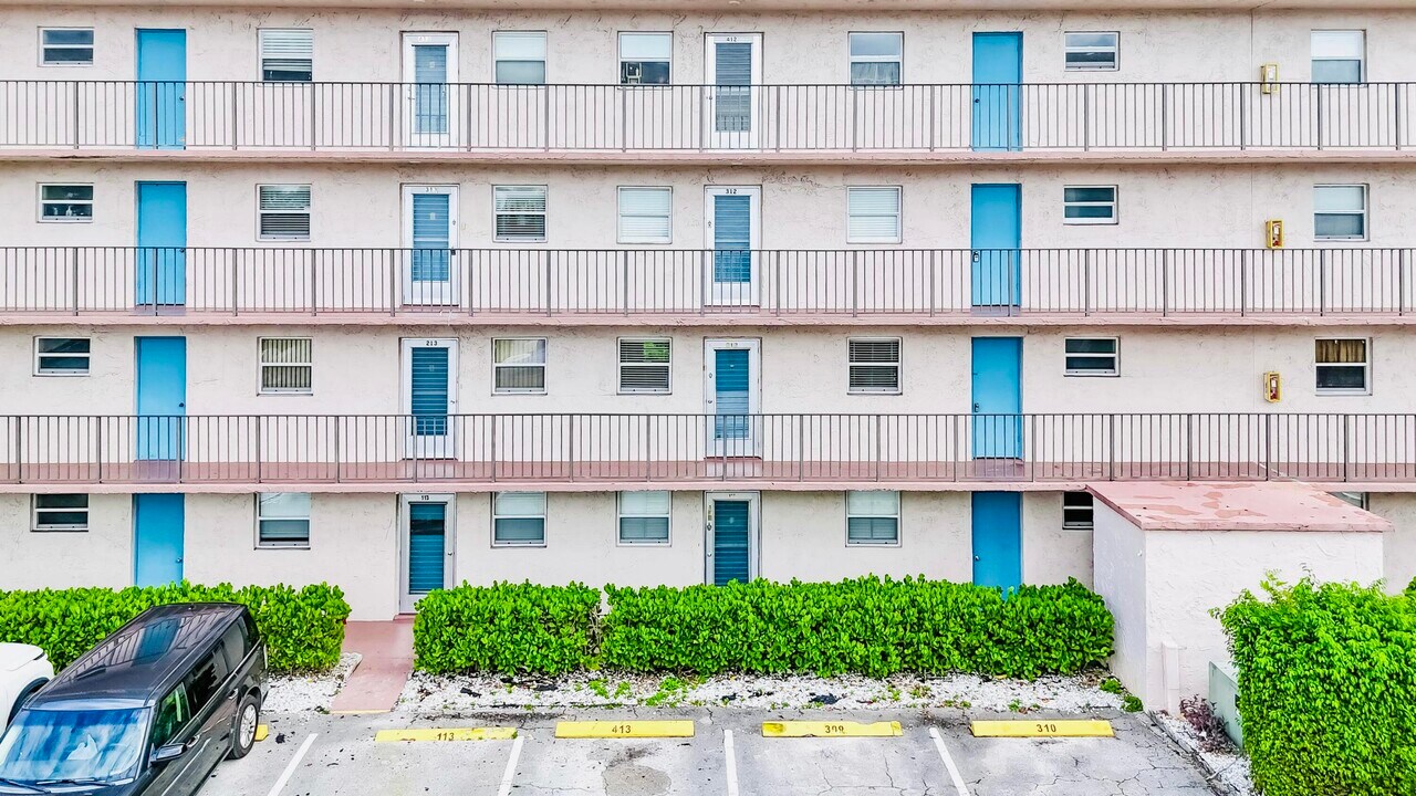 725 Lori Dr in Palm Springs, FL - Building Photo