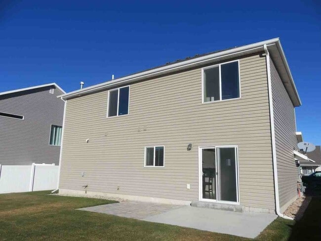 2327 W 900 S in Rexburg, ID - Foto de edificio - Building Photo
