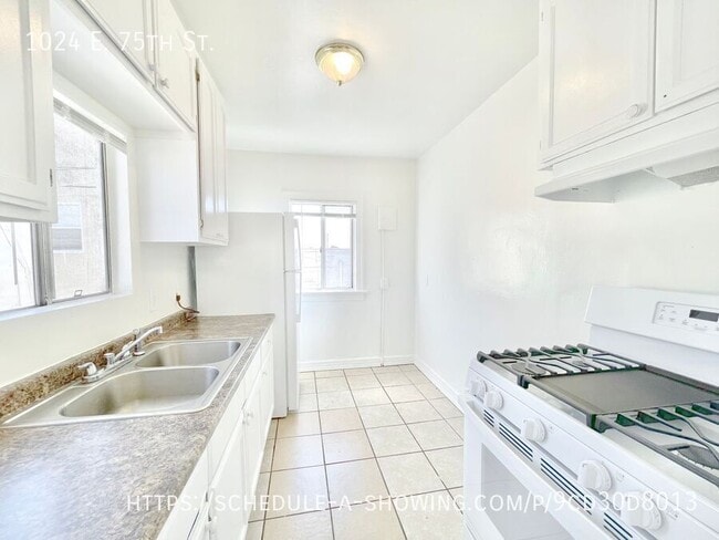 1024 E 75th St in Los Angeles, CA - Building Photo - Building Photo