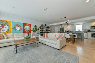 335 W 2nd St, Unit 16 in Boston, MA - Building Photo - Building Photo