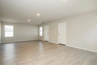 5735 Leon Pl in San Antonio, TX - Foto de edificio - Building Photo