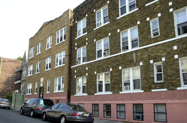 30-32 12th Ave in Paterson, NJ - Foto de edificio - Building Photo