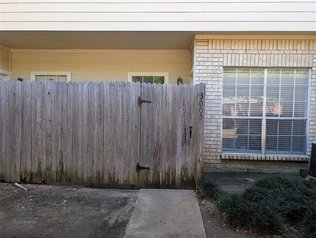 7575 Cambridge St in Houston, TX - Building Photo - Building Photo