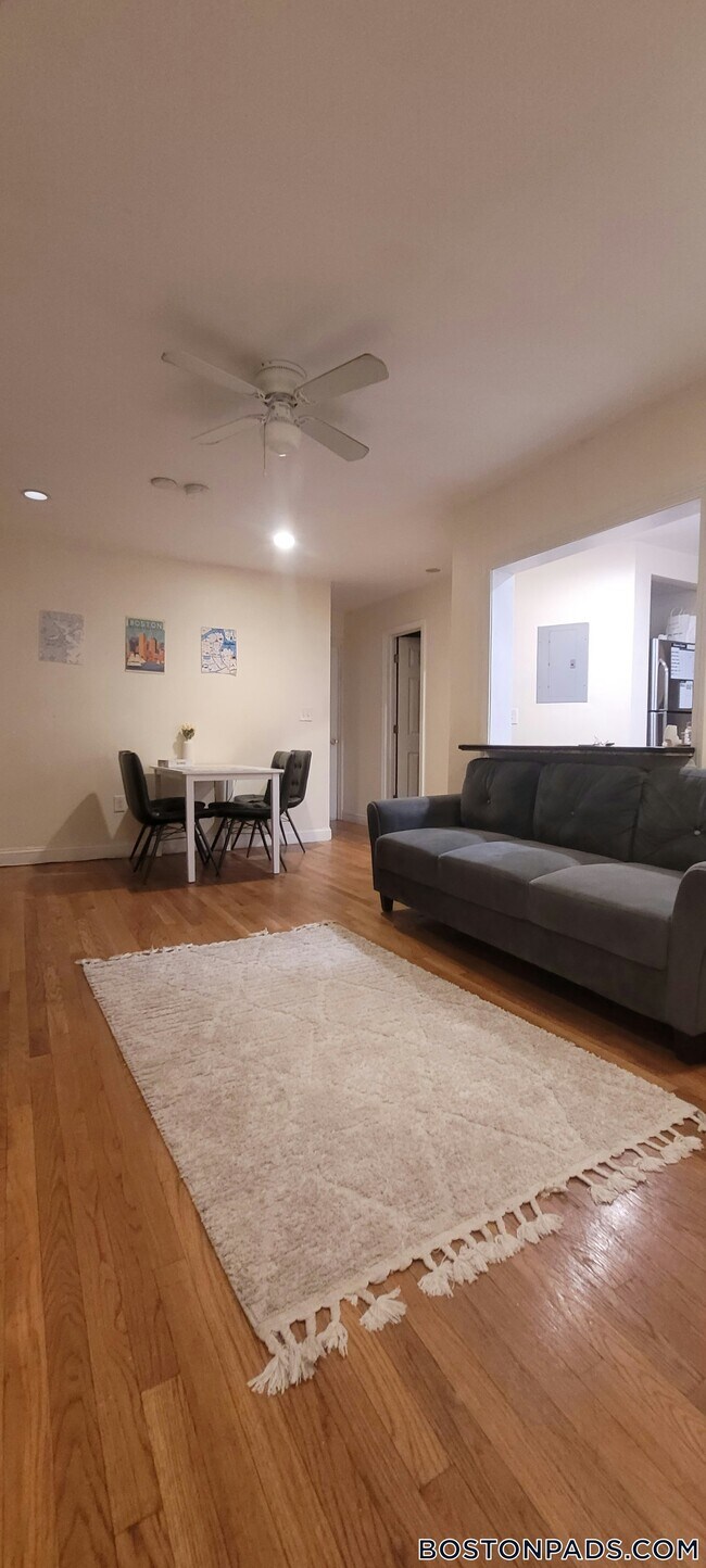 62 Egmont St in Brookline, MA - Foto de edificio - Building Photo