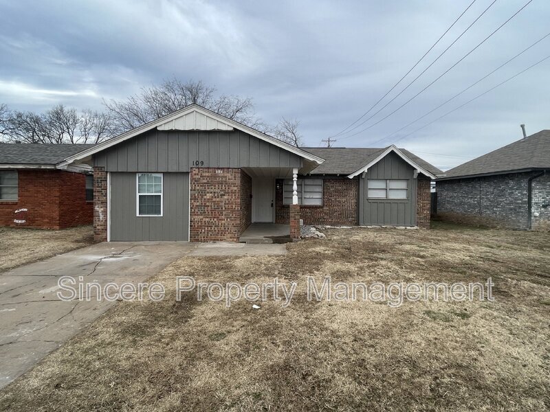 109 NE 3rd St in Moore, OK - Building Photo