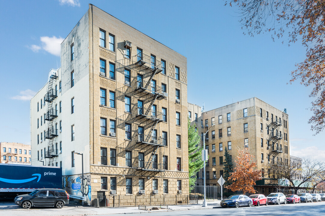 Herold Park in Bronx, NY - Building Photo