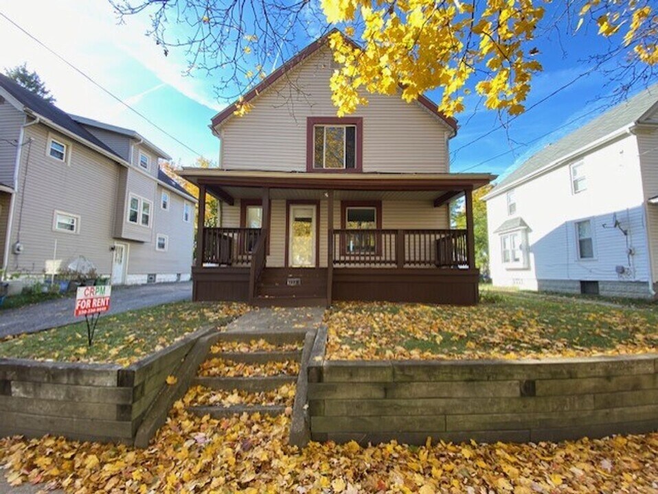 2236 9th St SW in Akron, OH - Building Photo